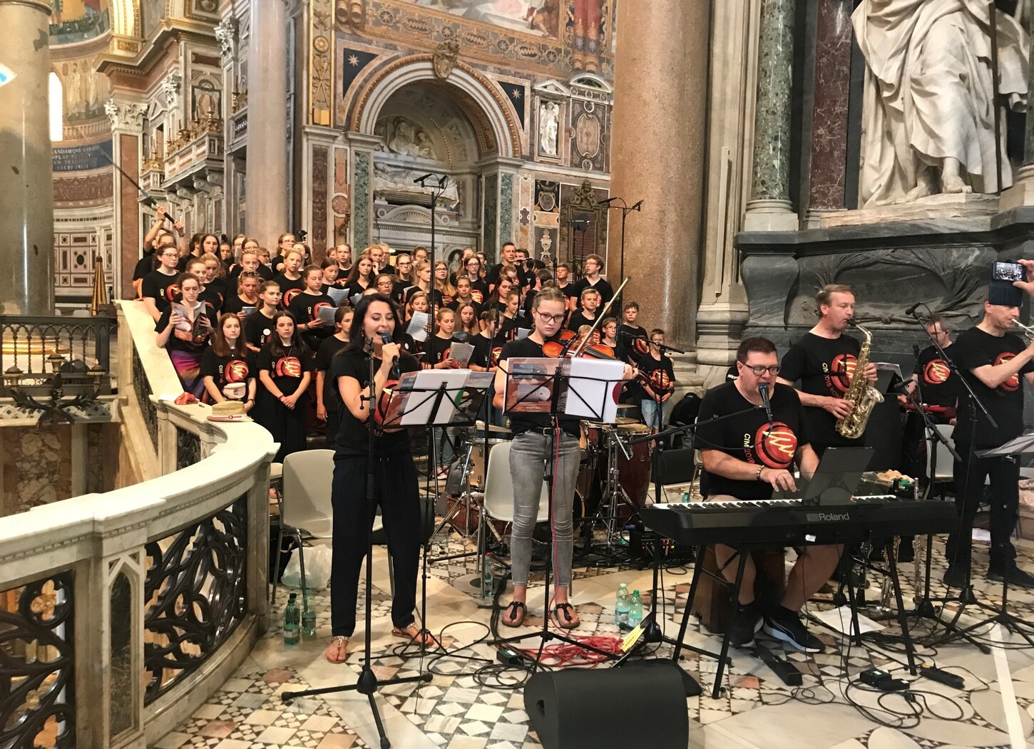 Unser mitreißender Projektchor und Band beim Eröffnungsgottesdienst, Rom 2018; Foto: pba/Steber