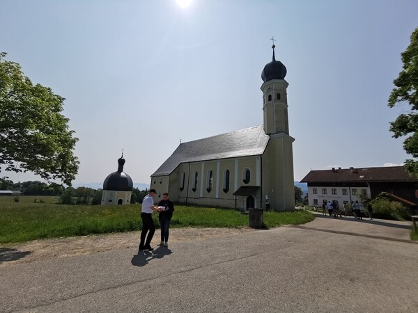 Start in der Wallfahrtskirche am Irschenberg